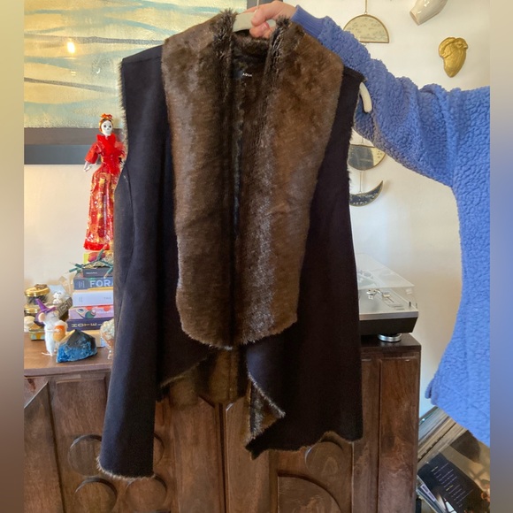 AQUA - Faux Sherling Vest - TWO TONED Black/Caramel - Mint Condition - Picture 1 of 7